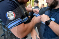 NEWS - Die Stadtpolizei von Nizza trägt aus Solidarität mit ihren Kollegen der Nationalpolizei eine blaue Armbinde
