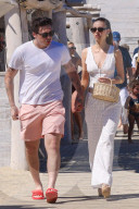 PEOPLE - Brooklyn Beckham trägt seine Frau Nicola Peltz über den Sand im Club 55 in Saint-Tropez
