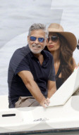PEOPLE - George und Amal Clooney fahren mit ihren Kindern Ella und Alexander auf dem Comer See