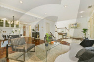SO WOHNEN PROMIS - John Malkovich hat sein Haus in Cambridge, Massachusetts, für 3 Mio Dollar verkauft.