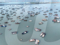 NEWS - China: Fischerboote suchen Schutz vor demTaifun Khanun in Liandao