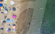 NEWS - Spanien: Touristen bevölkern die Strände von Tossa de Mar an der Costa Brava