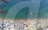 NEWS - Spanien: Touristen bevölkern die Strände von Tossa de Mar an der Costa Brava