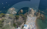 NEWS - Spanien: Touristen bevölkern die Strände von Tossa de Mar an der Costa Brava