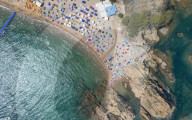 NEWS - Spanien: Touristen bevölkern die Strände von Tossa de Mar an der Costa Brava