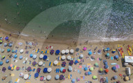 NEWS - Spanien: Touristen bevölkern die Strände von Tossa de Mar an der Costa Brava