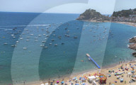 NEWS - Spanien: Touristen bevölkern die Strände von Tossa de Mar an der Costa Brava