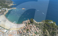 NEWS - Spanien: Touristen bevölkern die Strände von Tossa de Mar an der Costa Brava