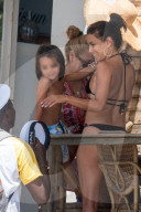 PEOPLE - Eva Longoria und ihr Sohn Santiago kÃ¼hlen sich im Urlaub am Strand ab in Marbella