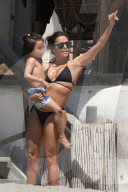 PEOPLE - Eva Longoria und ihr Sohn Santiago kÃ¼hlen sich im Urlaub am Strand ab in Marbella