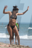 PEOPLE - Eva Longoria und ihr Sohn Santiago kÃ¼hlen sich im Urlaub am Strand ab in Marbella