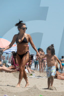 PEOPLE - Eva Longoria und ihr Sohn Santiago kÃ¼hlen sich im Urlaub am Strand ab in Marbella