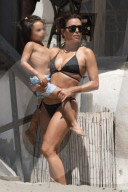 PEOPLE - Eva Longoria und ihr Sohn Santiago kÃ¼hlen sich im Urlaub am Strand ab in Marbella