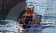 NEWS - Eine Gruppe von Menschen, bei denen es sich vermutlich um Migranten handelt, wird nach Dover, Kent, gebracht