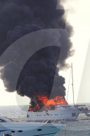 NEWS - Eine Yacht vor Formentera geht in Flammen auf