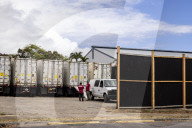 NEWS - USA: "Mobile Leichenhallen" bewahren menschliche Überreste von Opfern der Waldbrände auf Maui auf