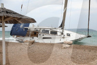 NEWS - Segelboot läuft bei starkem Wind in Jadrija, nahe Sibenik, Kroatien, auf Grund
