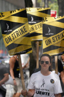 NEWS - USA: Sie streiken weiter - SAG-AFTRA Streikpostenkette in  New York