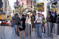 NEWS - USA: Sie streiken weiter - SAG-AFTRA Streikpostenkette in  New York