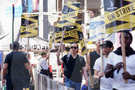 NEWS - USA: Sie streiken weiter - SAG-AFTRA Streikpostenkette in  New York