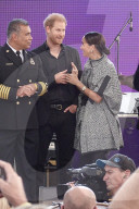 ROYALS -  Prinz Harry und Meghan Markle treten bei Kevin Costners "One805 Live!"-Veranstaltung auf