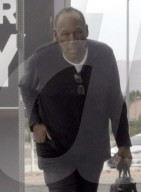 EXKLUSIV -  OJ Simpson, 76, wirkt gebrechlich in gebückter Haltung in Las Vegas  