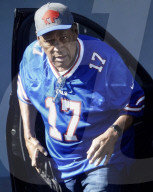 EXKLUSIV -  OJ Simpson traegt sein Buffalo Bills Football Trikot