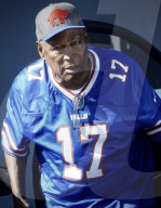 EXKLUSIV -  OJ Simpson traegt sein Buffalo Bills Football Trikot
