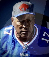 EXKLUSIV -  OJ Simpson traegt sein Buffalo Bills Football Trikot