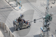 NEWS - Nahost-Konflikt: Palästinenser fahren in einem eroberten israelischen Fahrzeug herum