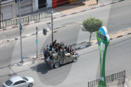NEWS - Nahost-Konflikt: Palästinenser fahren in einem eroberten israelischen Fahrzeug herum