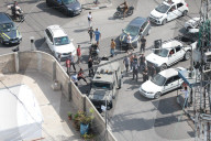 NEWS - Nahost-Konflikt: Palästinenser fahren in einem eroberten israelischen Fahrzeug herum