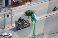 NEWS - Nahost-Konflikt: Palästinenser fahren in einem eroberten israelischen Fahrzeug herum