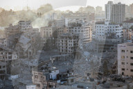 NEWS - Ruinen und zerstörte Gebäude nach israelischen Luftangriffen auf das Viertel Al-Rimal im Gazastreifen