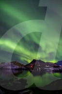 FEATURE -  Die Nordlichter leuchten am Himmel über Svolvaer, Norwegen