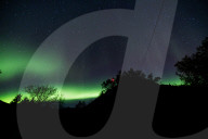 FEATURE -  Die Nordlichter leuchten am Himmel über Svolvaer, Norwegen