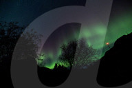 FEATURE -  Die Nordlichter leuchten am Himmel über Svolvaer, Norwegen