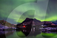 FEATURE -  Die Nordlichter leuchten am Himmel über Svolvaer, Norwegen