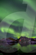 FEATURE -  Die Nordlichter leuchten am Himmel über Svolvaer, Norwegen
