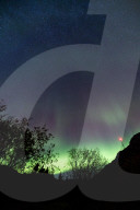 FEATURE -  Die Nordlichter leuchten am Himmel über Svolvaer, Norwegen