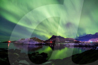 FEATURE -  Die Nordlichter leuchten am Himmel über Svolvaer, Norwegen