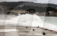 NEWS - Nach dem Sturm Aline: Aufräumarbeiten an Privatstränden an der Cote d'Azur