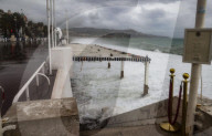 NEWS - Nach dem Sturm Aline: Aufräumarbeiten an Privatstränden an der Cote d'Azur