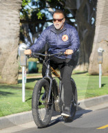 PREMIUM EXCLUSIVE Arnold Schwarzenegger riding bike after being SUED by cyclist