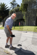 FEATURE -  Ein pensionierter Maschinenbauingenieur flickt mit 82 Jahren SchlaglÃ¶cher in seinem Johannesburger Viertel