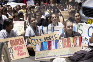 School Strike 4 Climate: Australian students skip classes en masse to call for action