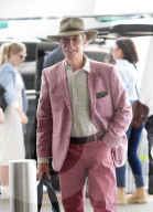 PEOPLE - Nigel Farage macht in einem rosafarbenen Outfit eine gute Figur nach seinem Auftritt in der Dschungel-Show