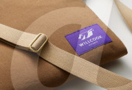 Shoulder bag heats up meals on the go or keep drinks cool