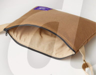Shoulder bag heats up meals on the go or keep drinks cool