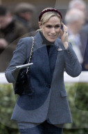 ROYALS -  Zara Tindall beim The Christmas Meeting auf dem Cheltenham Race Course